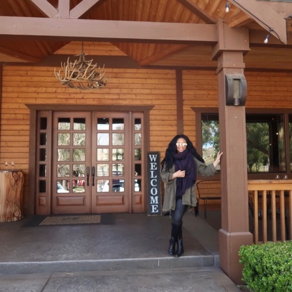 Meet your Posher, Ebonie - Picture 2 of 7